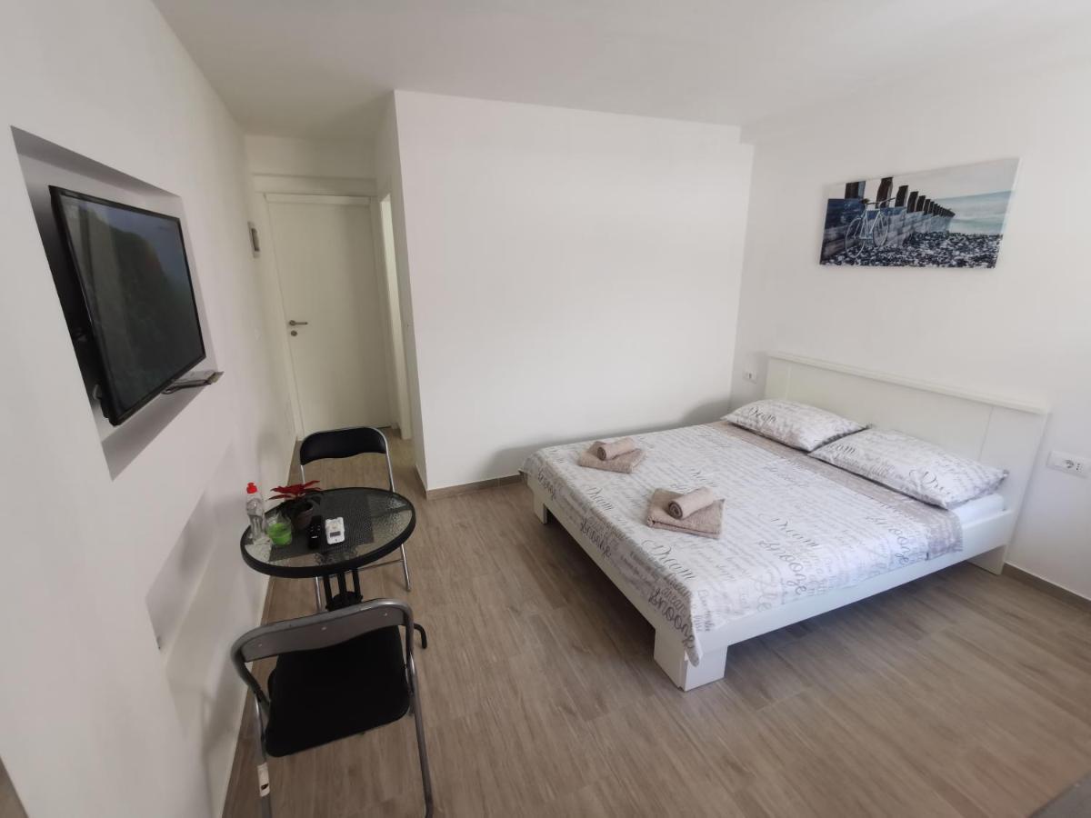 Twins Apartment พูลา ภายนอก รูปภาพ